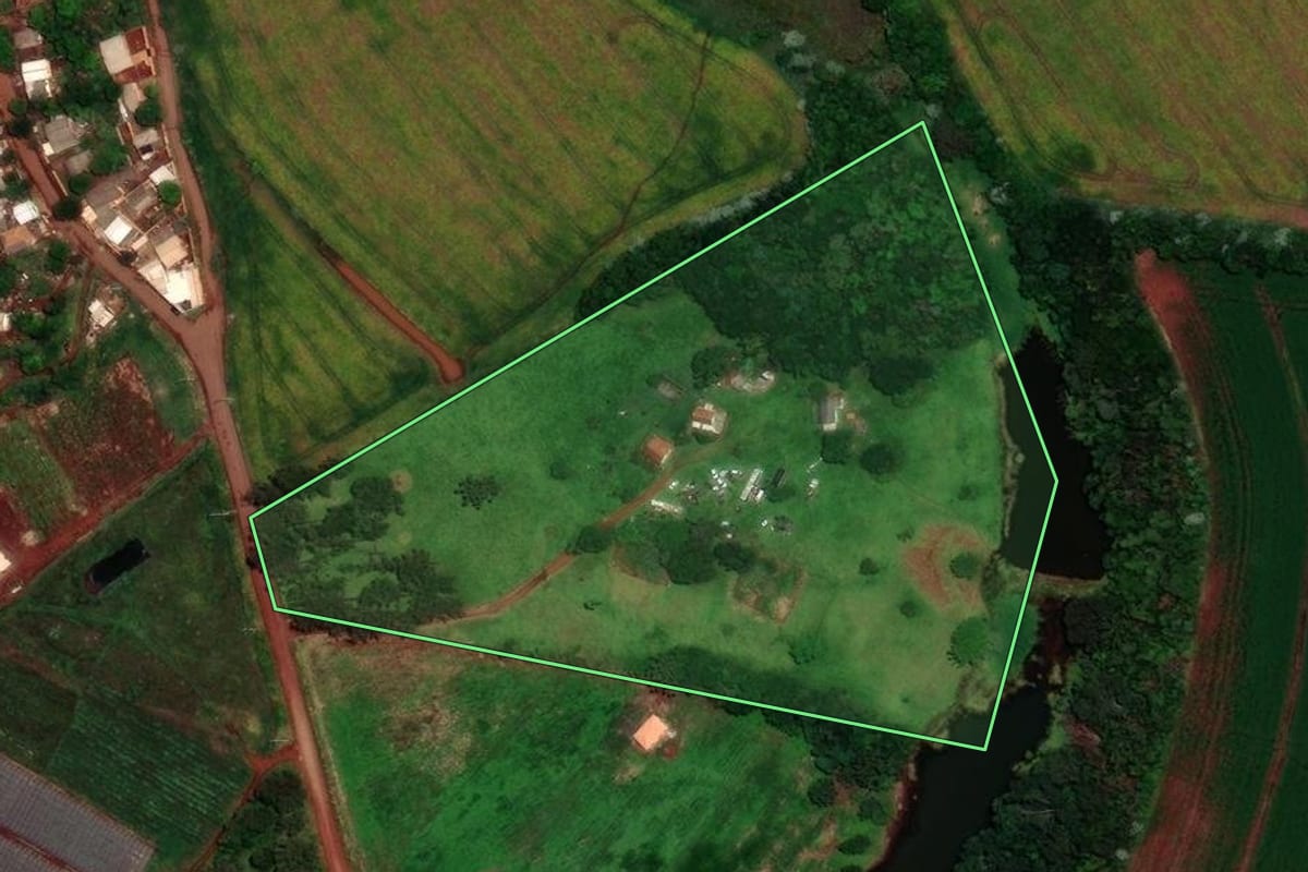 Imagem de satélite do imóvel rural em Faxinal (PR), com o contorno declarado no CAR desenhado por cima.