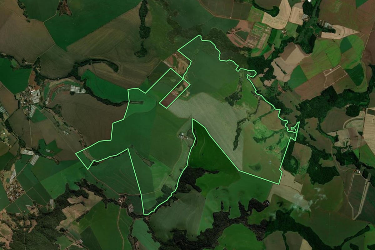 Imagem de satélite do imóvel rural em Faxinal (PR), com o contorno declarado no CAR desenhado por cima.