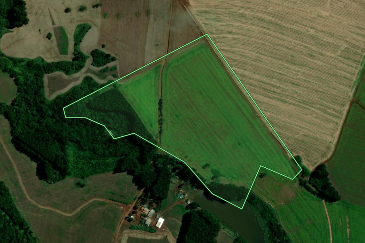 Imagem de satélite do imóvel rural em Faxinal (PR), com o contorno declarado no CAR desenhado por cima.