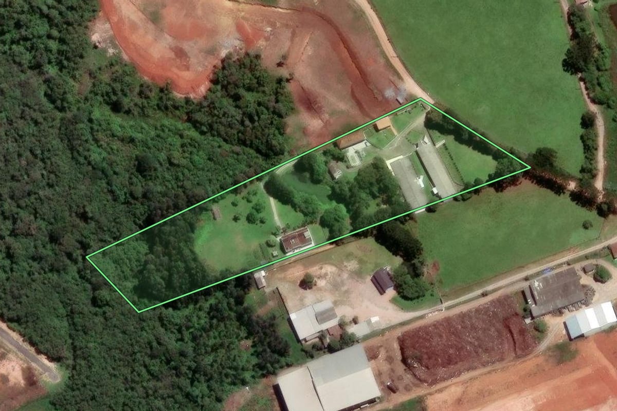 Imagem de satélite do imóvel rural em Fazenda Rio Grande (PR), com o contorno declarado no CAR desenhado por cima.