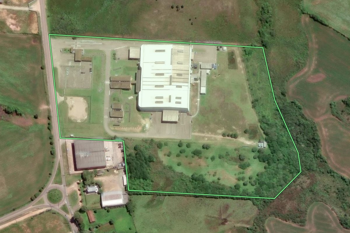 Imagem de satélite do imóvel rural em Fazenda Rio Grande (PR), com o contorno declarado no CAR desenhado por cima.