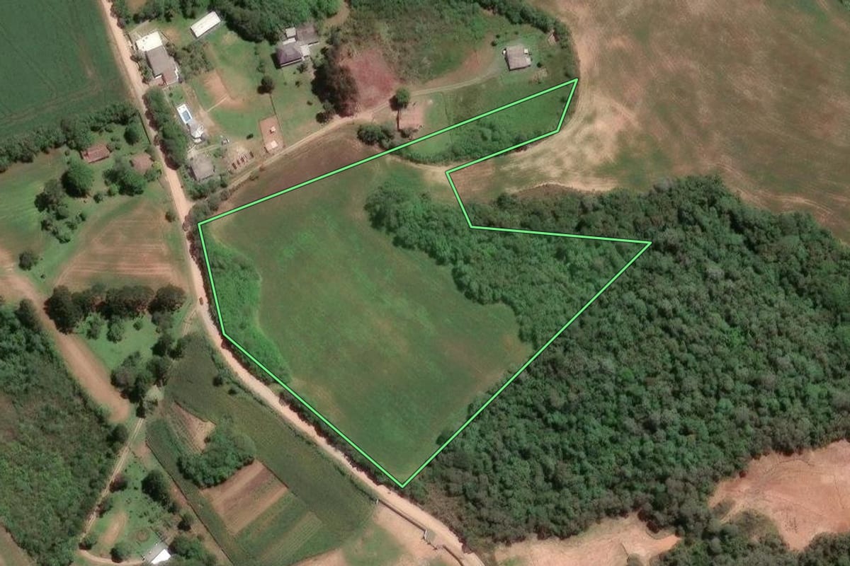 Imagem de satélite do imóvel rural em Fazenda Rio Grande (PR), com o contorno declarado no CAR desenhado por cima.
