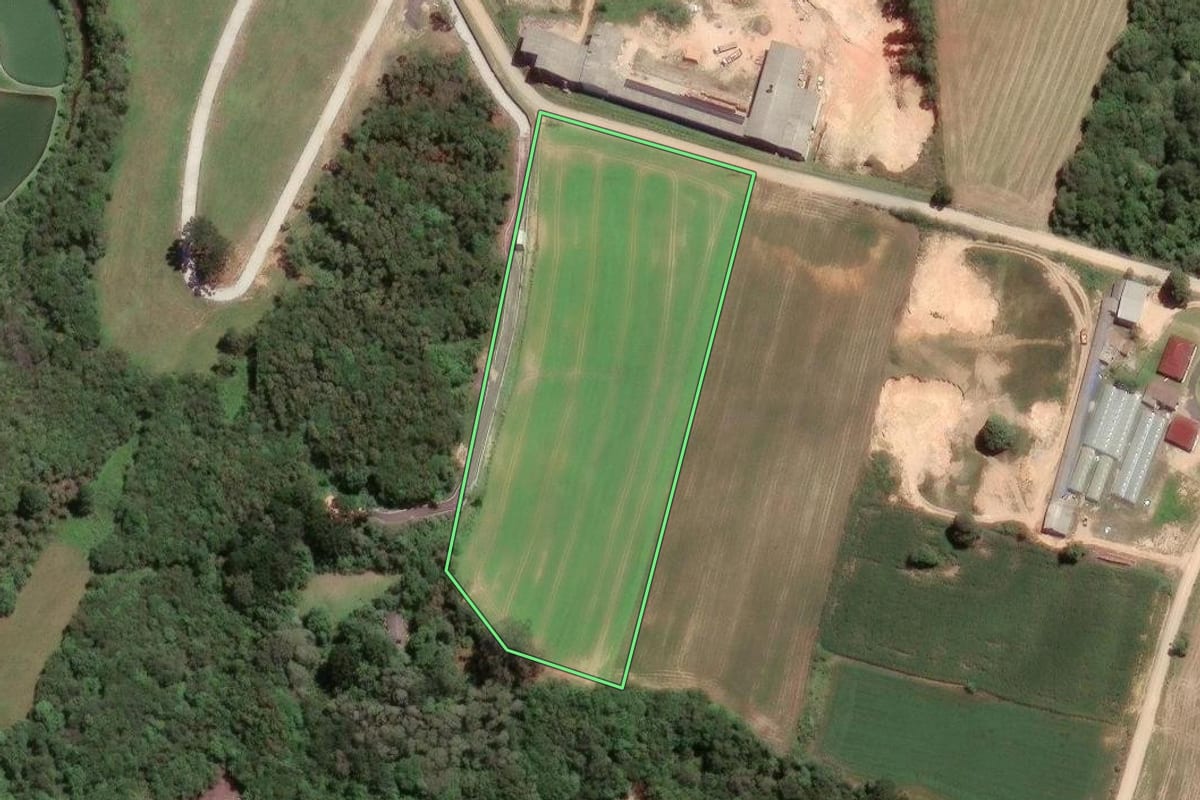 Imagem de satélite do imóvel rural em Fazenda Rio Grande (PR), com o contorno declarado no CAR desenhado por cima.