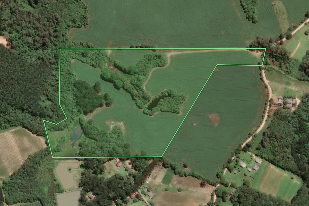 Imagem de satélite do imóvel rural em Fazenda Rio Grande (PR), com o contorno declarado no CAR desenhado por cima.
