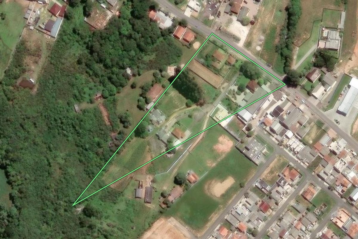 Imagem de satélite do imóvel rural em Fazenda Rio Grande (PR), com o contorno declarado no CAR desenhado por cima.