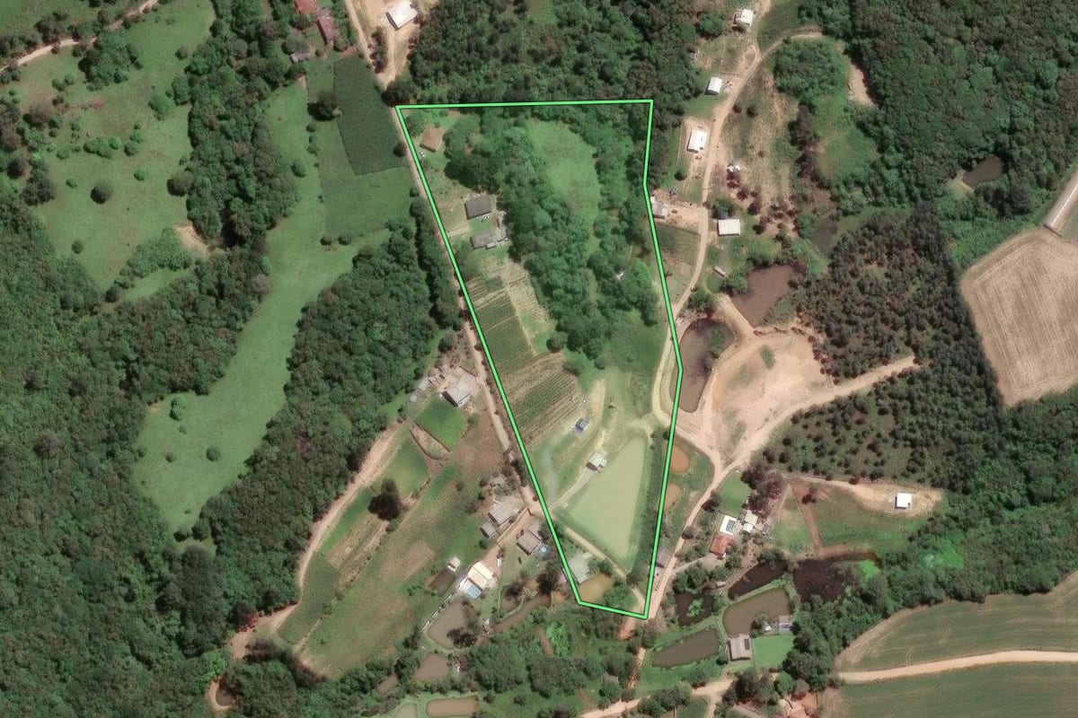 Imagem de satélite do imóvel rural em Fazenda Rio Grande (PR), com o contorno declarado no CAR desenhado por cima.