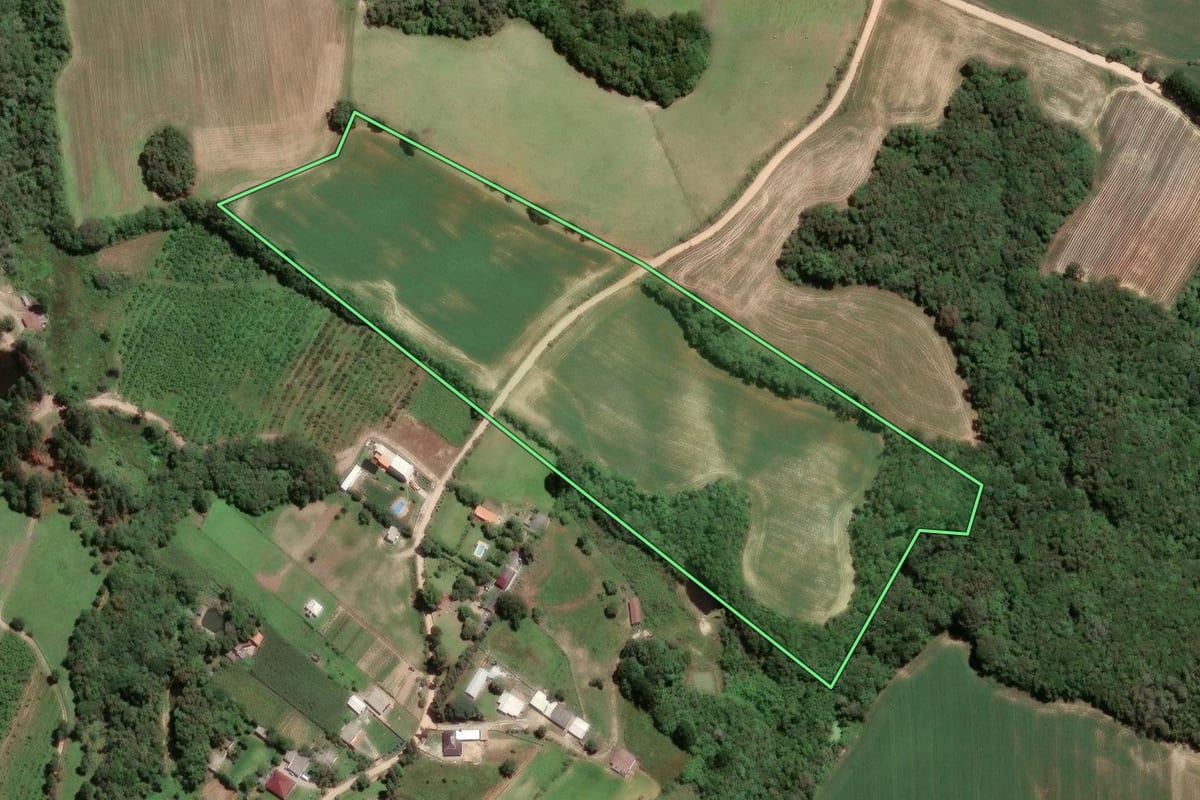 Imagem de satélite do imóvel rural em Fazenda Rio Grande (PR), com o contorno declarado no CAR desenhado por cima.