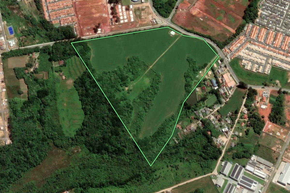 Imagem de satélite do imóvel rural em Fazenda Rio Grande (PR), com o contorno declarado no CAR desenhado por cima.