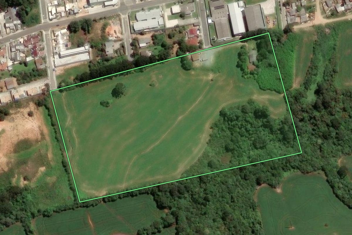 Imagem de satélite do imóvel rural em Fazenda Rio Grande (PR), com o contorno declarado no CAR desenhado por cima.