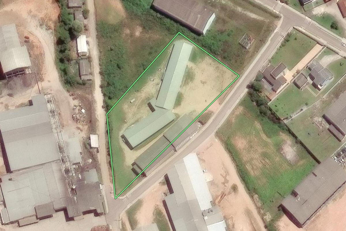 Imagem de satélite do imóvel rural em Fazenda Rio Grande (PR), com o contorno declarado no CAR desenhado por cima.