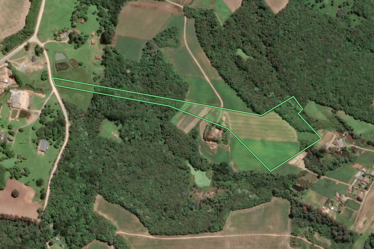 Imagem de satélite do imóvel rural em Fazenda Rio Grande (PR), com o contorno declarado no CAR desenhado por cima.