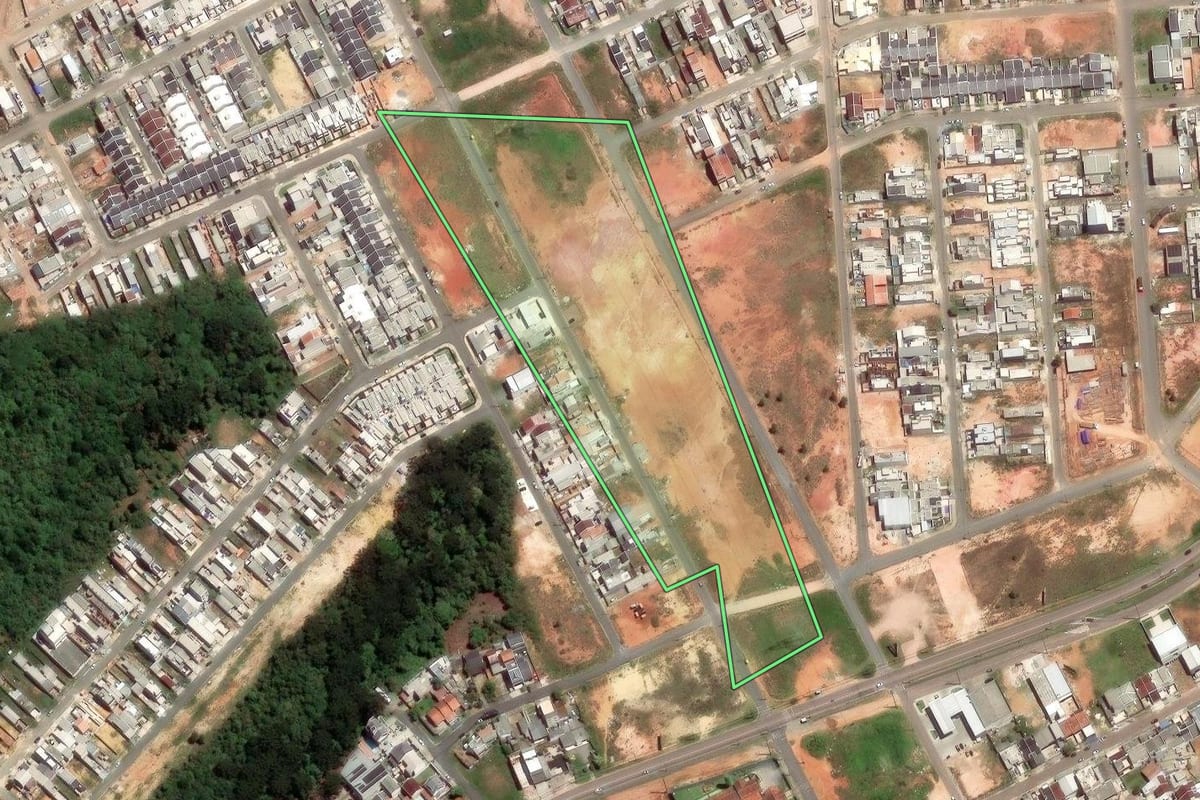Imagem de satélite do imóvel rural em Fazenda Rio Grande (PR), com o contorno declarado no CAR desenhado por cima.