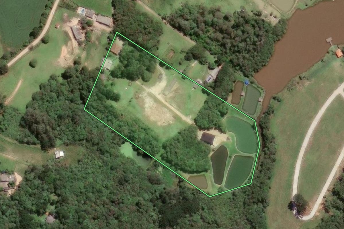 Imagem de satélite do imóvel rural em Fazenda Rio Grande (PR), com o contorno declarado no CAR desenhado por cima.
