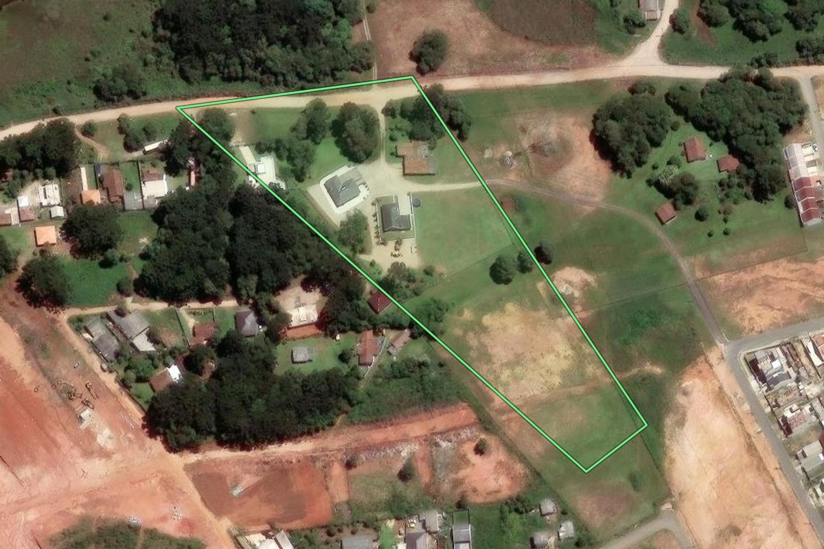 Imagem de satélite do imóvel rural em Fazenda Rio Grande (PR), com o contorno declarado no CAR desenhado por cima.