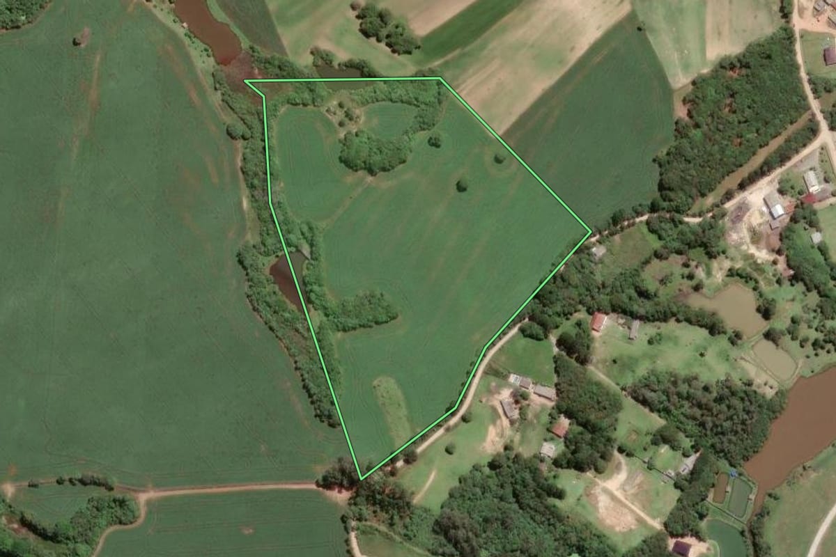 Imagem de satélite do imóvel rural em Fazenda Rio Grande (PR), com o contorno declarado no CAR desenhado por cima.