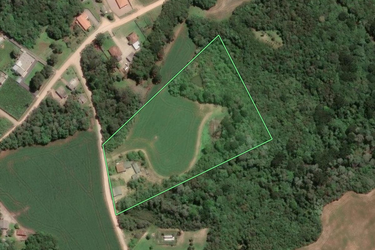 Imagem de satélite do imóvel rural em Fazenda Rio Grande (PR), com o contorno declarado no CAR desenhado por cima.