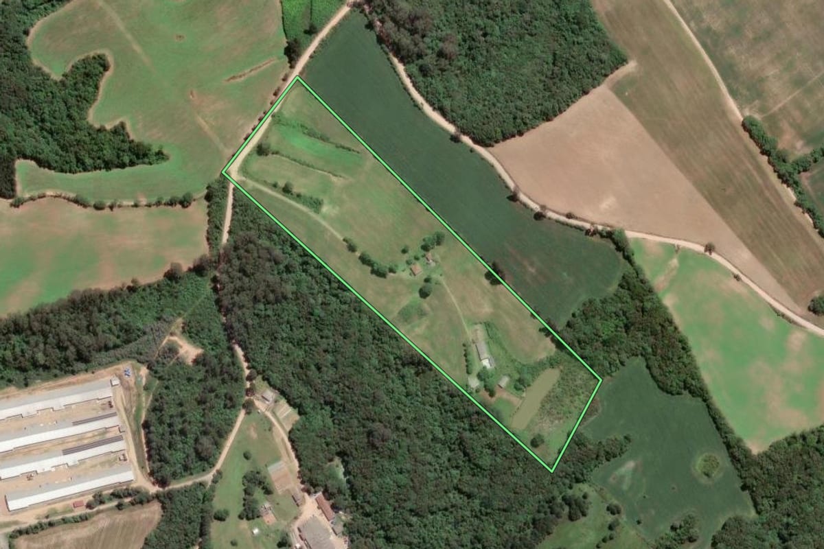 Imagem de satélite do imóvel rural em Fazenda Rio Grande (PR), com o contorno declarado no CAR desenhado por cima.