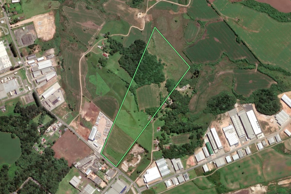 Imagem de satélite do imóvel rural em Fazenda Rio Grande (PR), com o contorno declarado no CAR desenhado por cima.