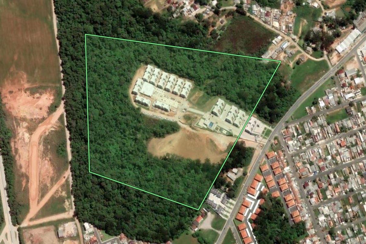 Imagem de satélite do imóvel rural em Fazenda Rio Grande (PR), com o contorno declarado no CAR desenhado por cima.
