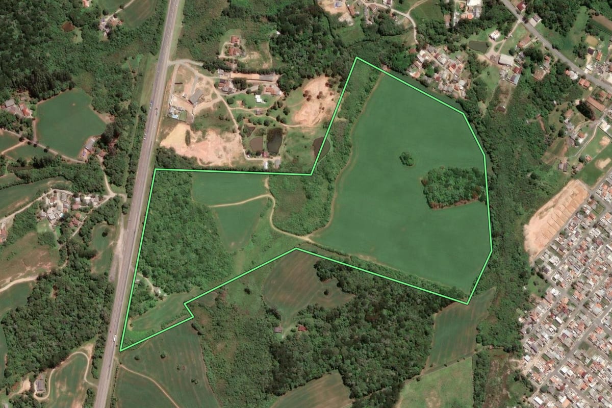 Imagem de satélite do imóvel rural em Fazenda Rio Grande (PR), com o contorno declarado no CAR desenhado por cima.