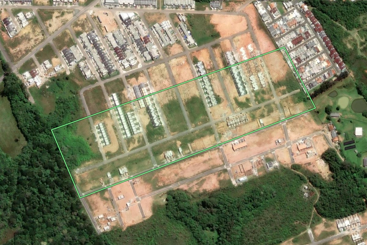 Imagem de satélite do imóvel rural em Fazenda Rio Grande (PR), com o contorno declarado no CAR desenhado por cima.