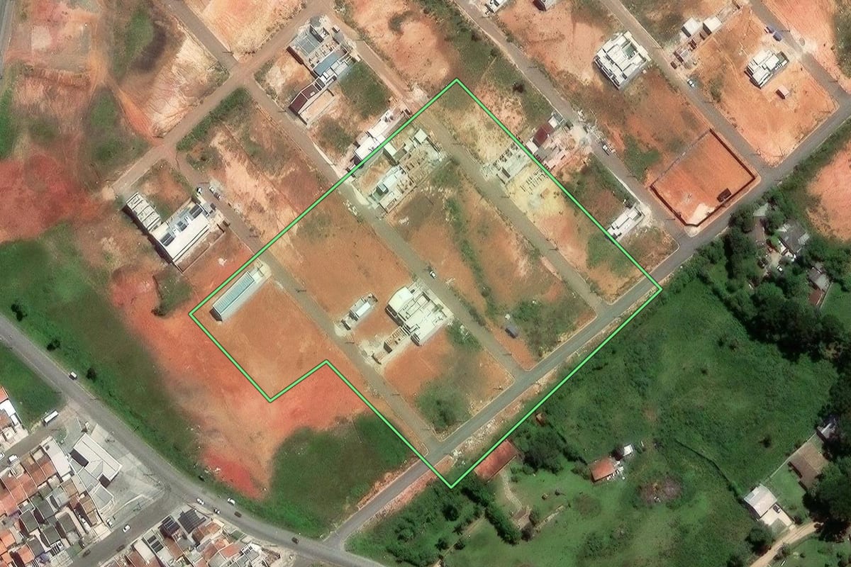 Imagem de satélite do imóvel rural em Fazenda Rio Grande (PR), com o contorno declarado no CAR desenhado por cima.