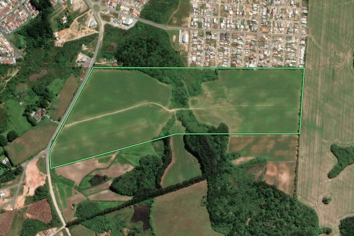 Imagem de satélite do imóvel rural em Fazenda Rio Grande (PR), com o contorno declarado no CAR desenhado por cima.