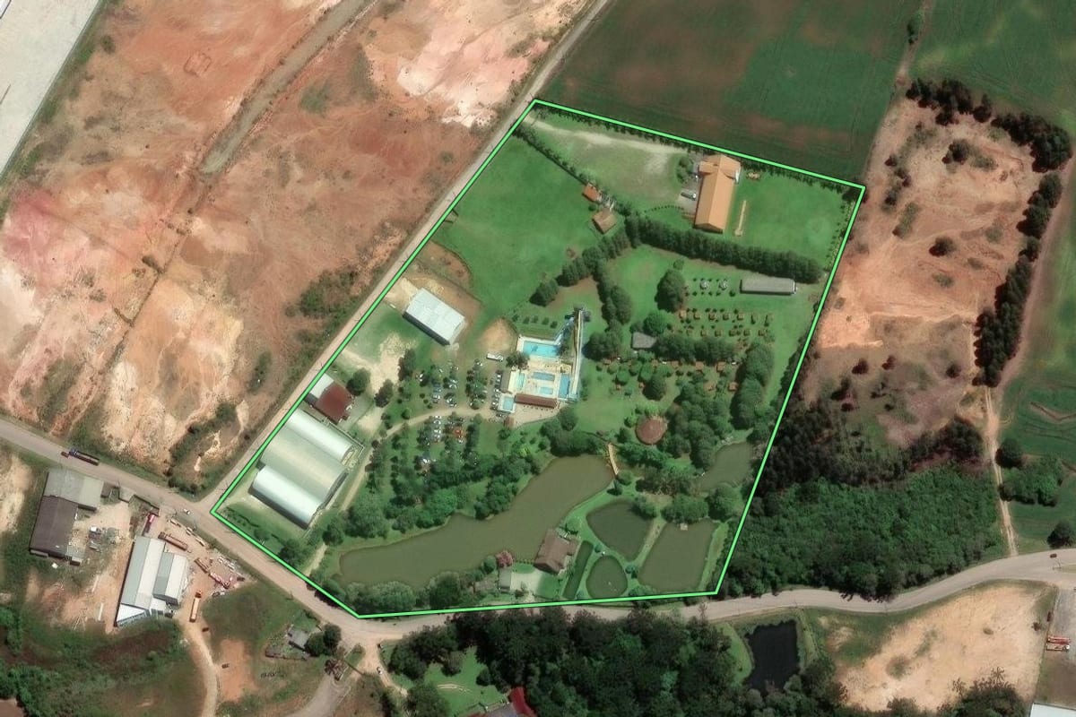 Imagem de satélite do imóvel rural em Fazenda Rio Grande (PR), com o contorno declarado no CAR desenhado por cima.