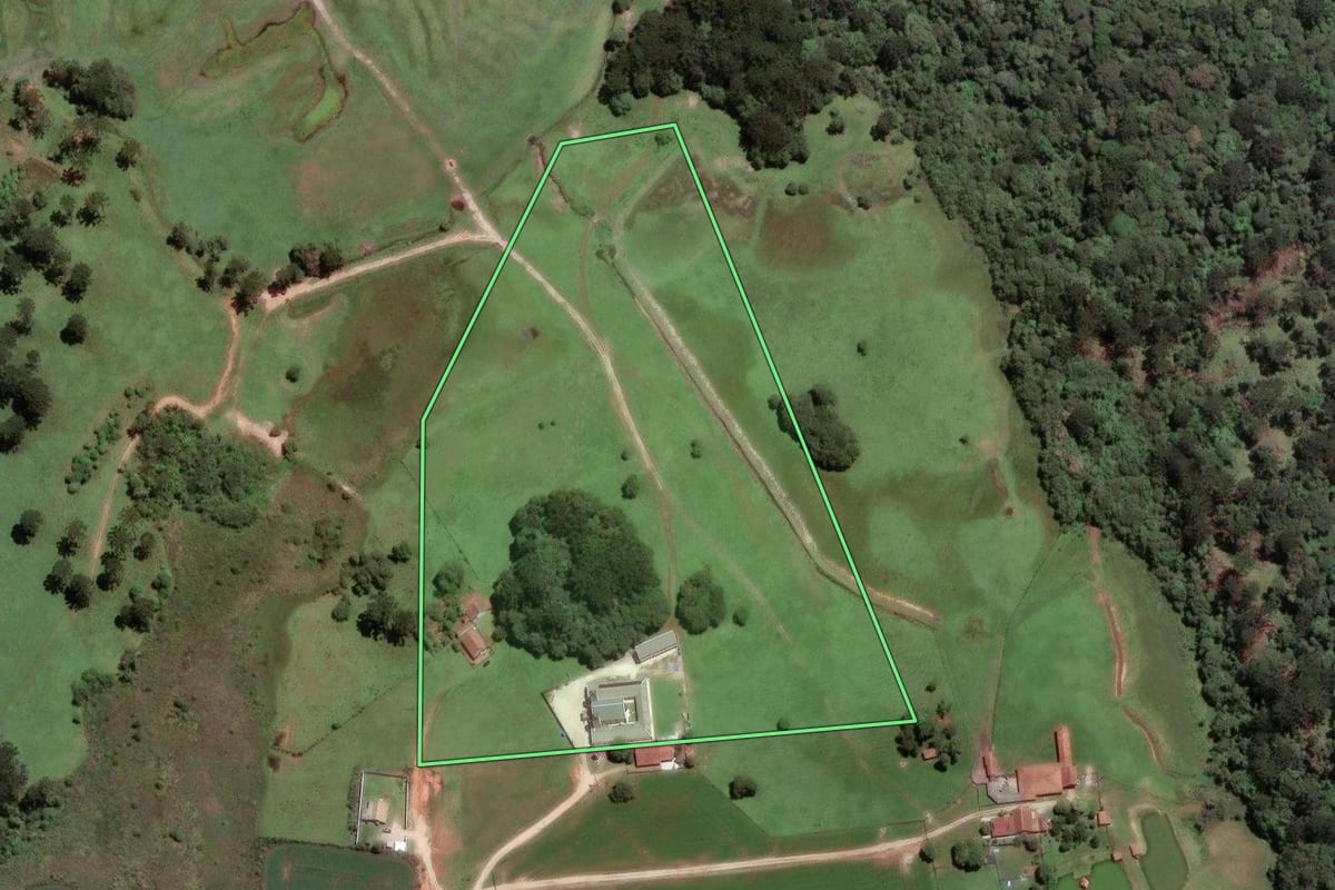 Imagem de satélite do imóvel rural em Fazenda Rio Grande (PR), com o contorno declarado no CAR desenhado por cima.