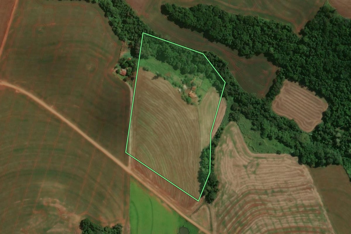 Imagem de satélite do imóvel rural em Fênix (PR), com o contorno declarado no CAR desenhado por cima.