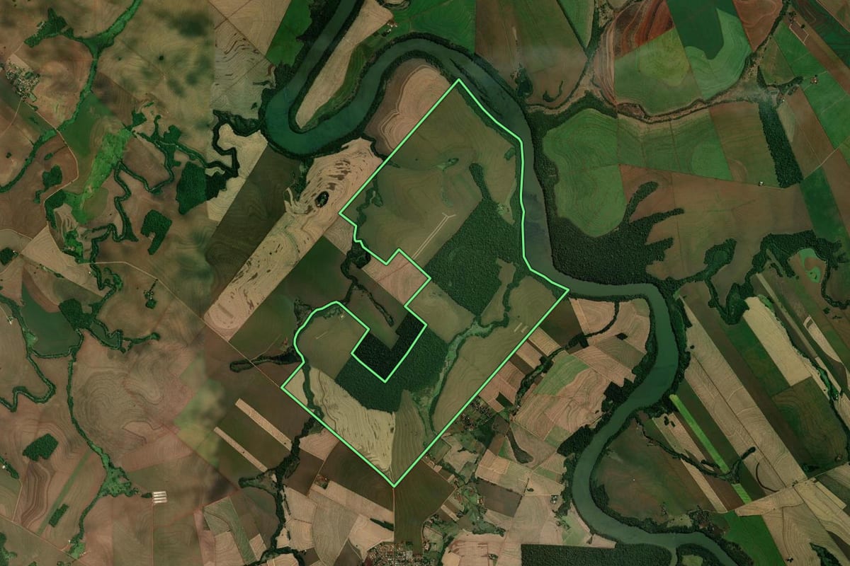 Imagem de satélite do imóvel rural em Fênix (PR), com o contorno declarado no CAR desenhado por cima.