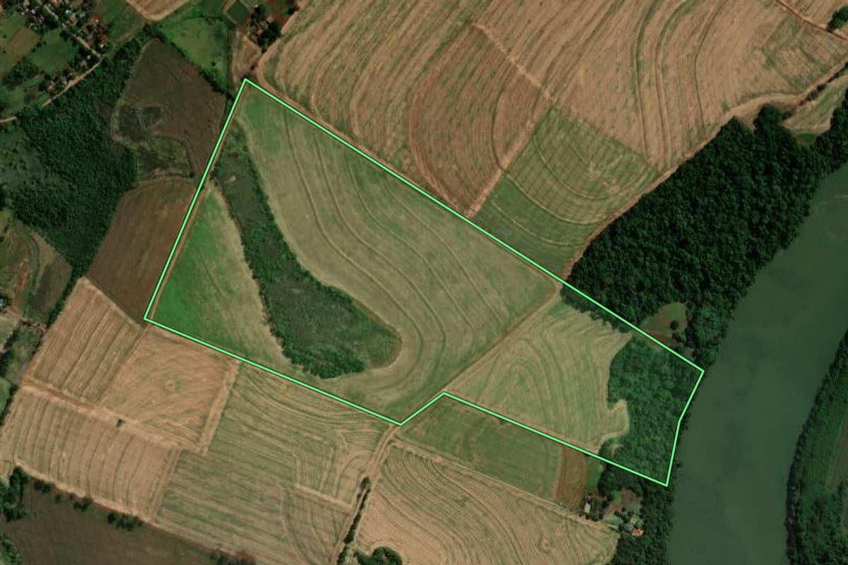 Imagem de satélite do imóvel rural em Fênix (PR), com o contorno declarado no CAR desenhado por cima.