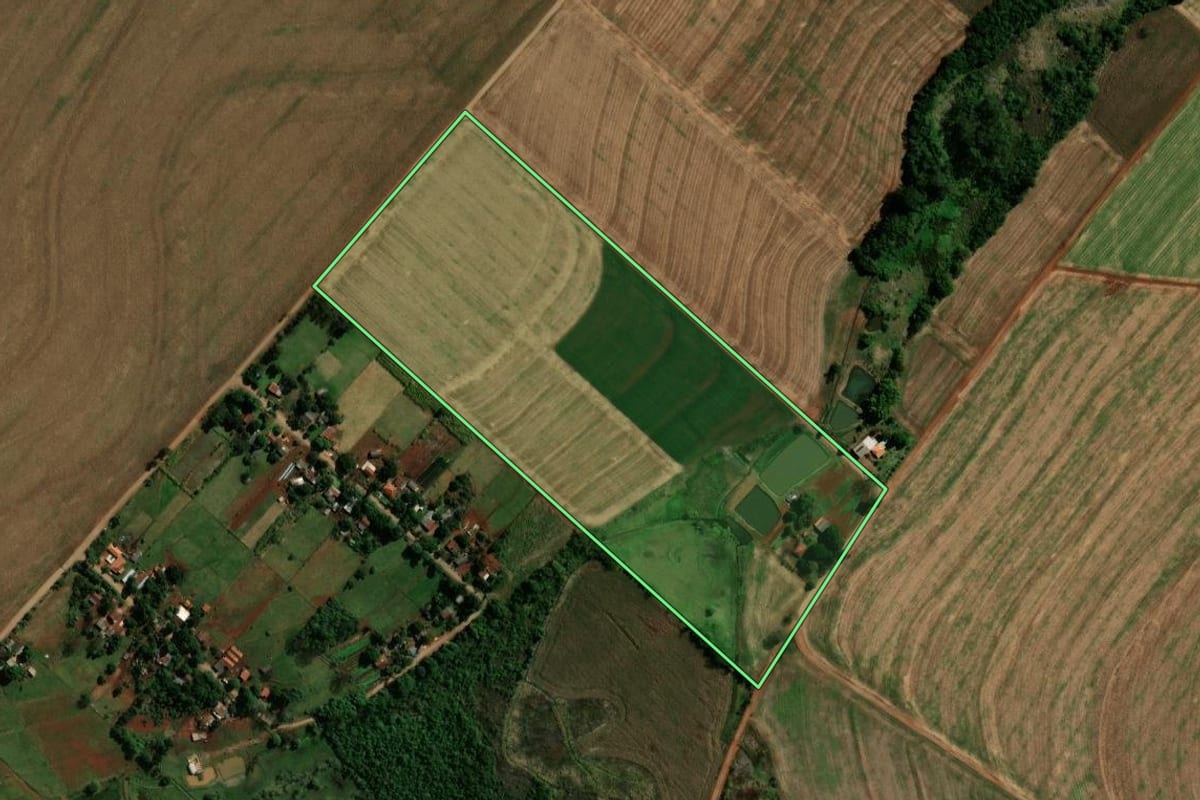Imagem de satélite do imóvel rural em Fênix (PR), com o contorno declarado no CAR desenhado por cima.