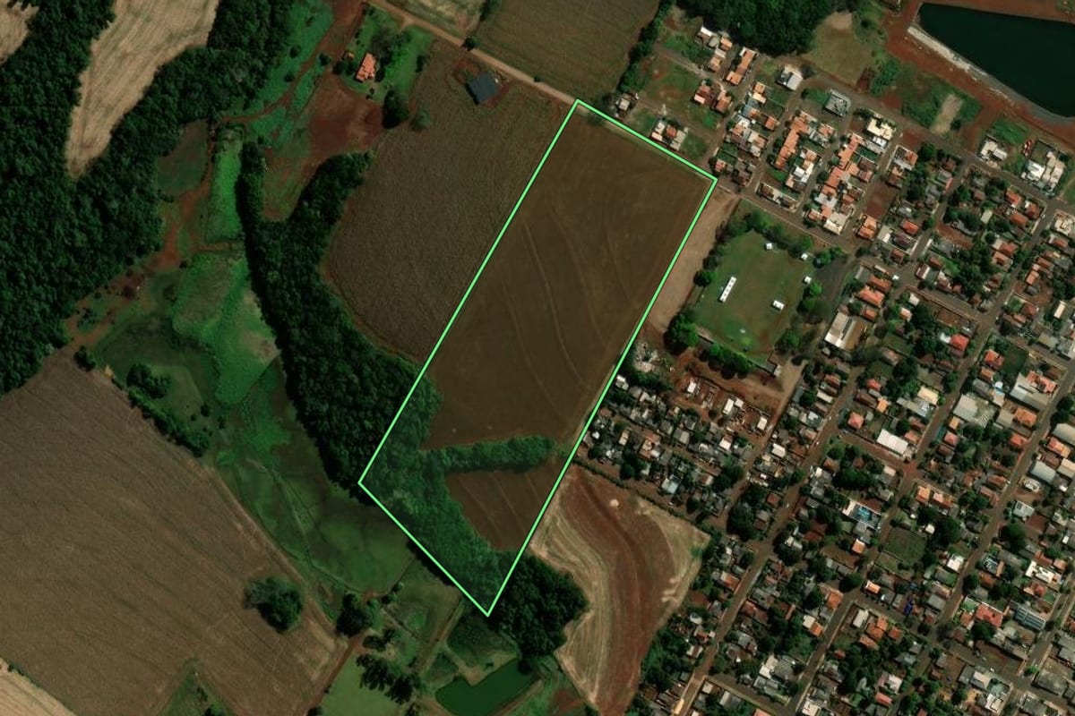 Imagem de satélite do imóvel rural em Fênix (PR), com o contorno declarado no CAR desenhado por cima.