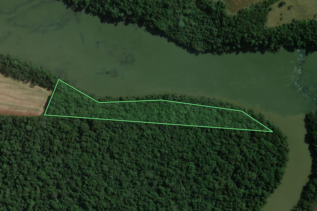 Imagem de satélite do imóvel rural em Fênix (PR), com o contorno declarado no CAR desenhado por cima.