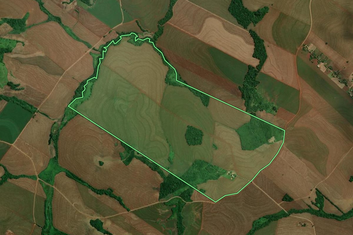 Imagem de satélite do imóvel rural em Fênix (PR), com o contorno declarado no CAR desenhado por cima.