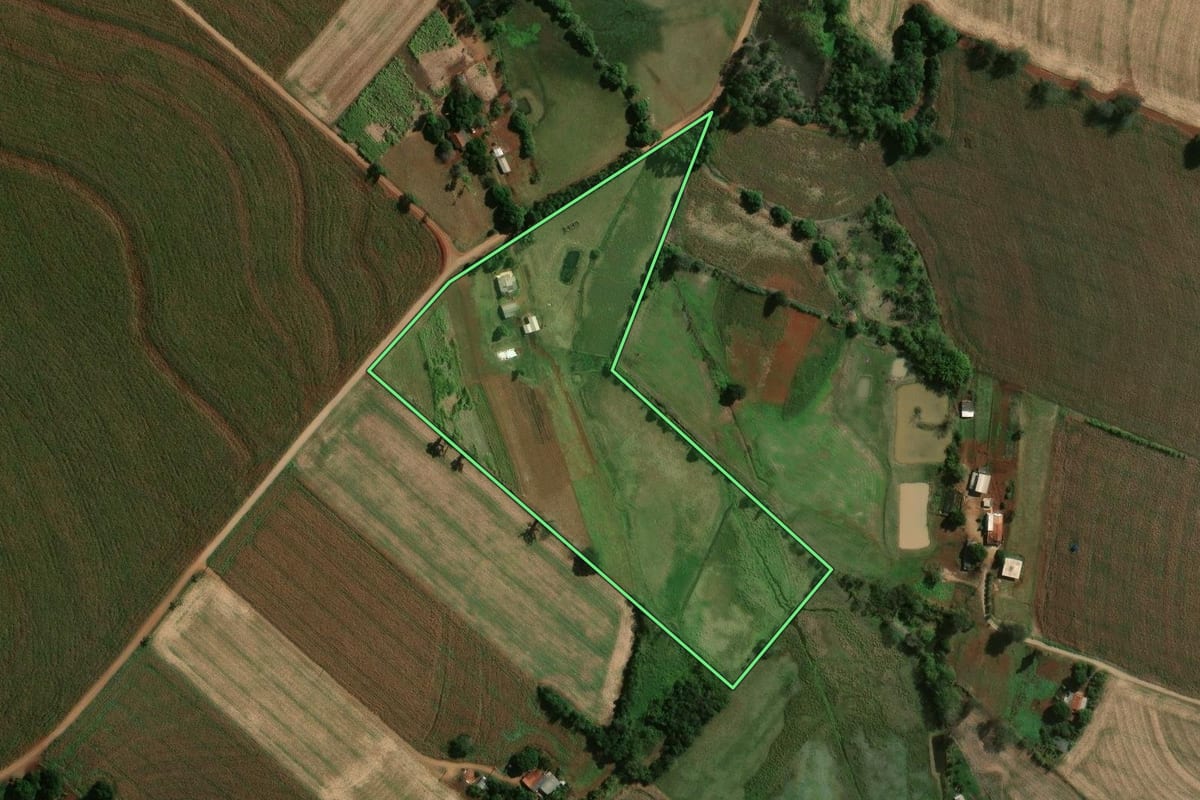 Imagem de satélite do imóvel rural em Fênix (PR), com o contorno declarado no CAR desenhado por cima.