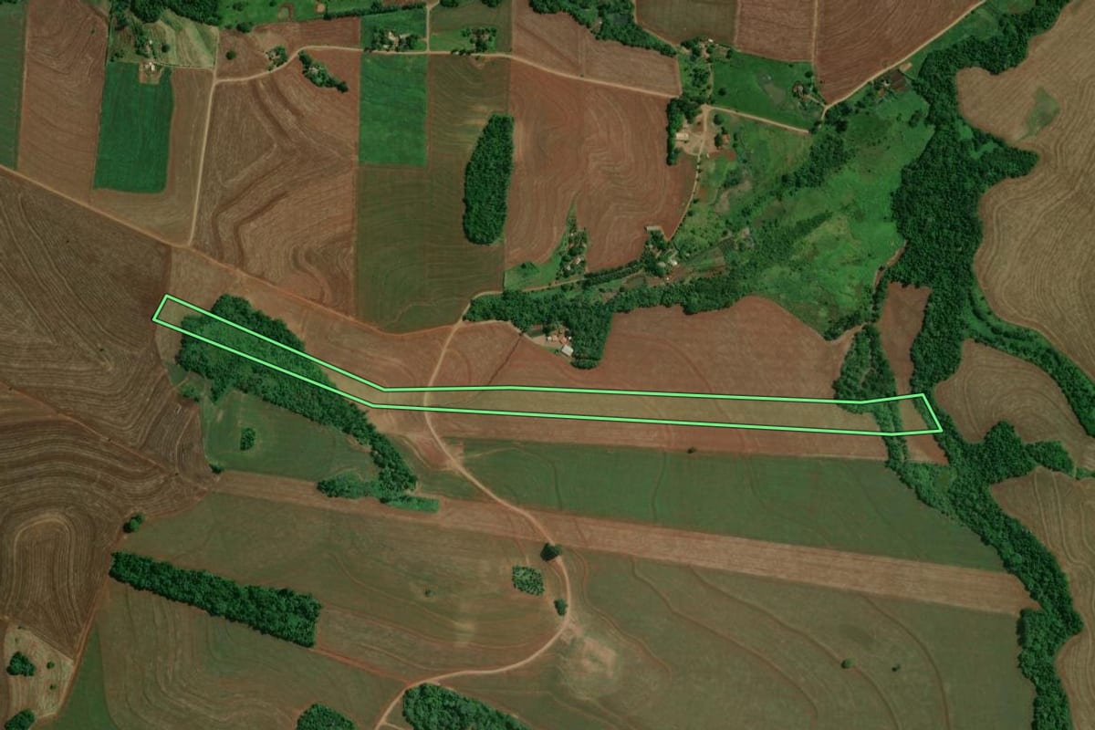 Imagem de satélite do imóvel rural em Quinta do Sol (PR), com o contorno declarado no CAR desenhado por cima.