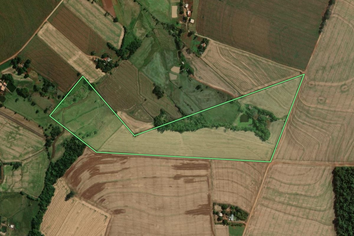 Imagem de satélite do imóvel rural em Fênix (PR), com o contorno declarado no CAR desenhado por cima.