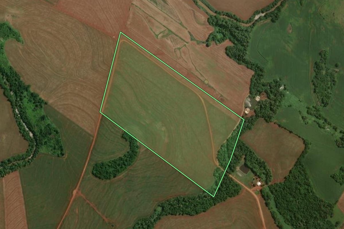 Imagem de satélite do imóvel rural em Barbosa Ferraz (PR), com o contorno declarado no CAR desenhado por cima.