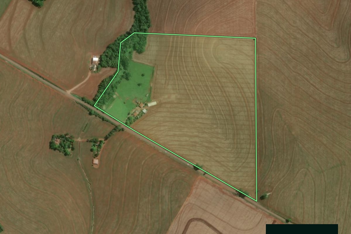 Imagem de satélite do imóvel rural em Fênix (PR), com o contorno declarado no CAR desenhado por cima.