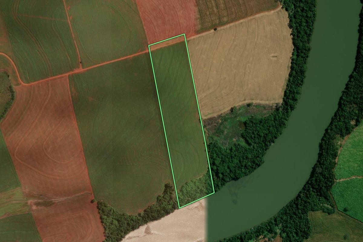 Imagem de satélite do imóvel rural em Fênix (PR), com o contorno declarado no CAR desenhado por cima.