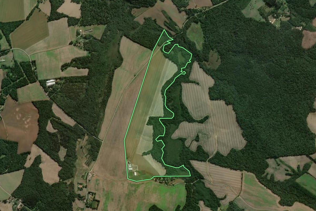 Imagem de satélite do imóvel rural em Fernandes Pinheiro (PR), com o contorno declarado no CAR desenhado por cima.