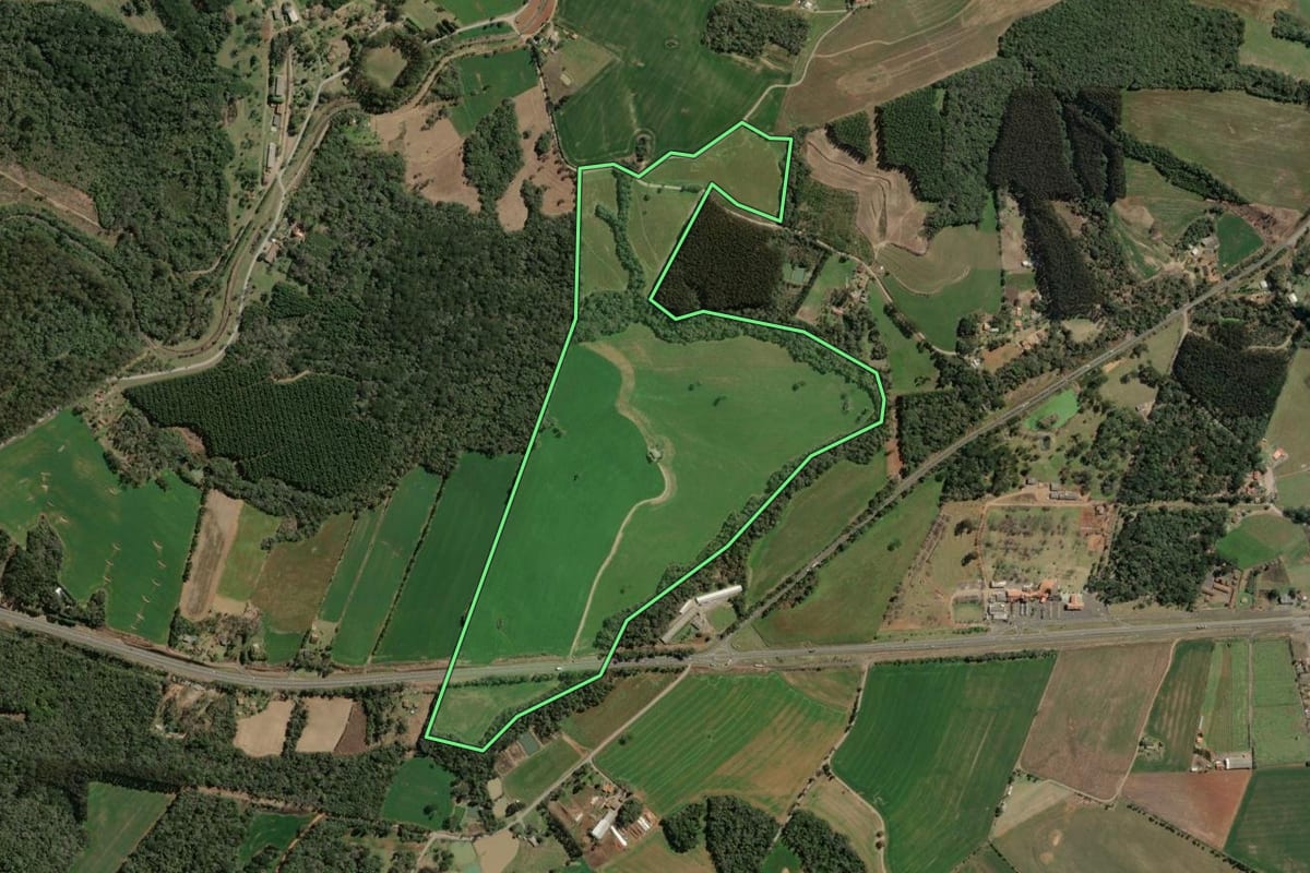 Imagem de satélite do imóvel rural em Fernandes Pinheiro (PR), com o contorno declarado no CAR desenhado por cima.