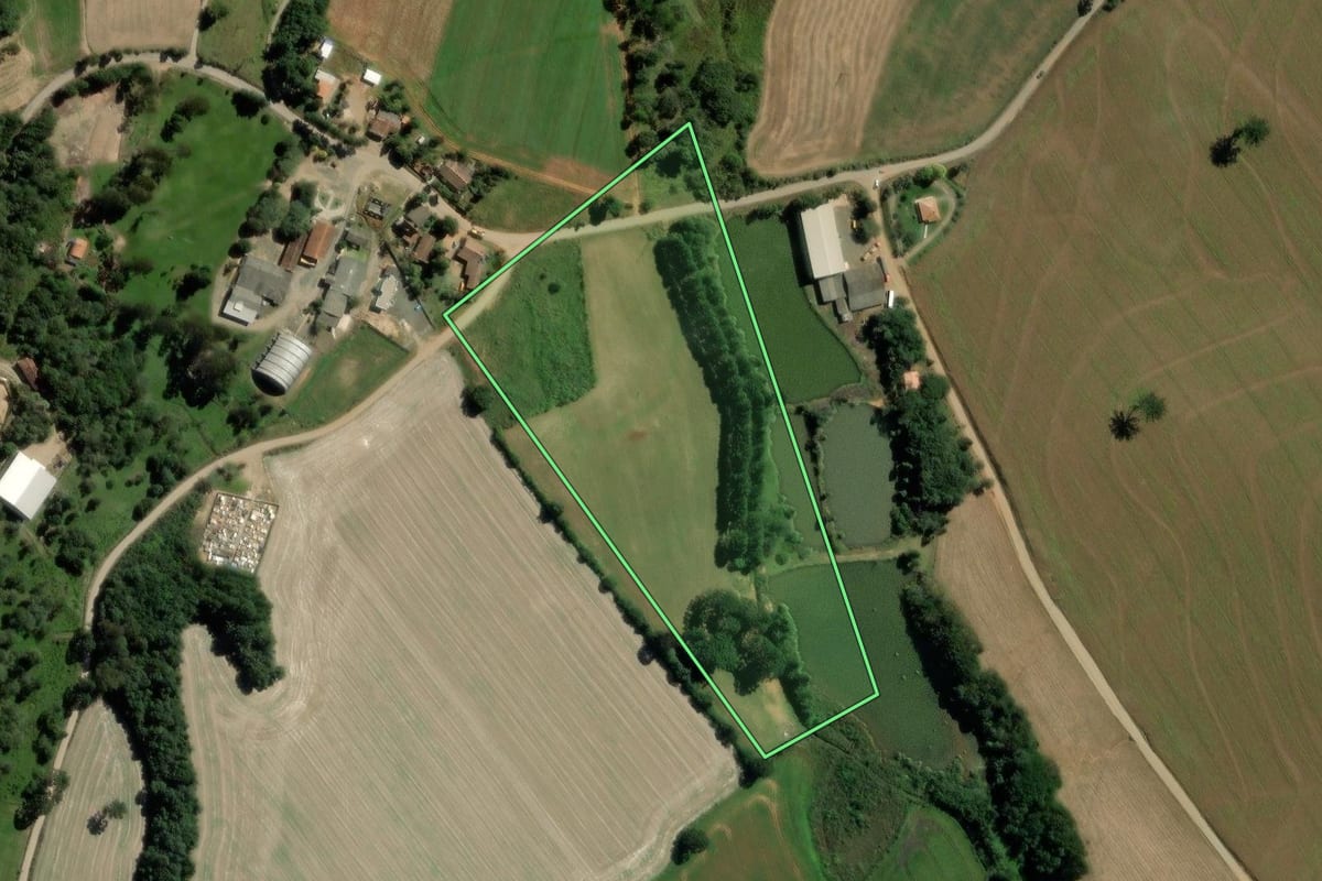 Imagem de satélite do imóvel rural em Fernandes Pinheiro (PR), com o contorno declarado no CAR desenhado por cima.