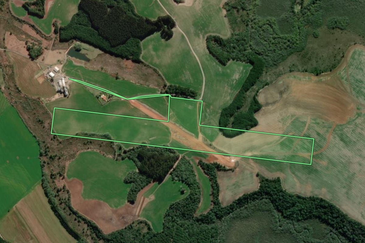 Imagem de satélite do imóvel rural em Fernandes Pinheiro (PR), com o contorno declarado no CAR desenhado por cima.