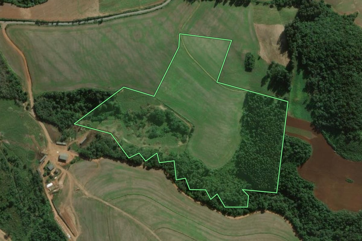 Imagem de satélite do imóvel rural em Fernandes Pinheiro (PR), com o contorno declarado no CAR desenhado por cima.