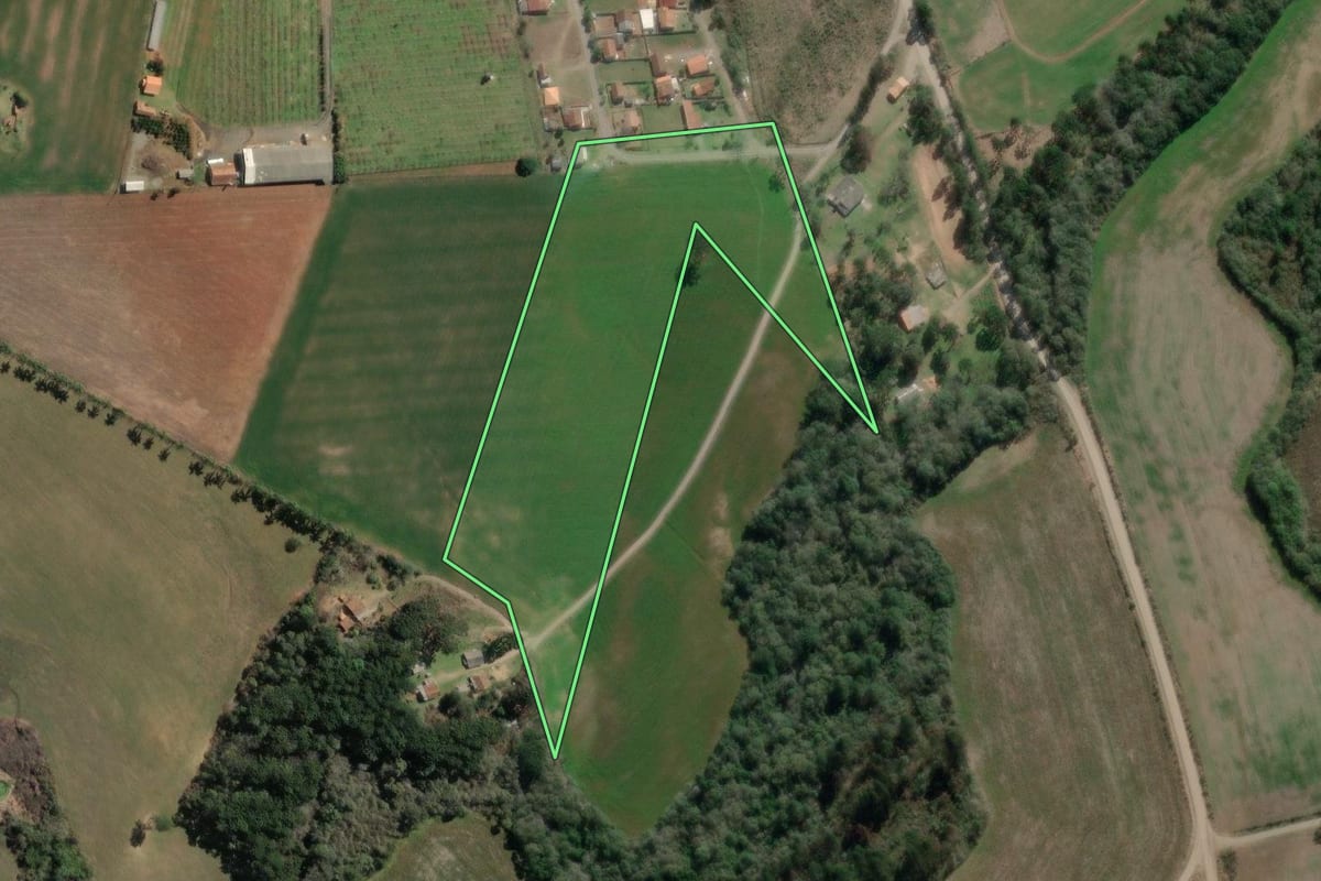 Imagem de satélite do imóvel rural em Fernandes Pinheiro (PR), com o contorno declarado no CAR desenhado por cima.