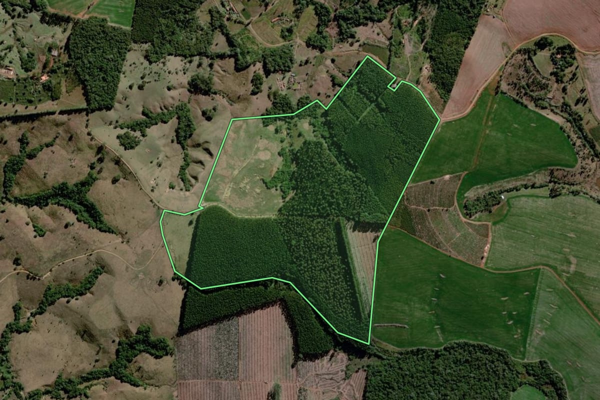 Imagem de satélite do imóvel rural em Figueira (PR), com o contorno declarado no CAR desenhado por cima.