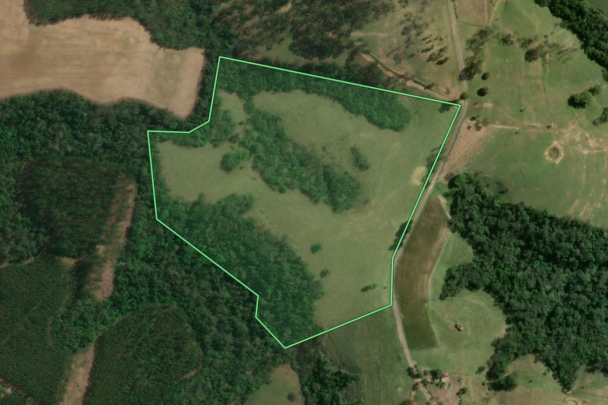 Imagem de satélite do imóvel rural em Figueira (PR), com o contorno declarado no CAR desenhado por cima.